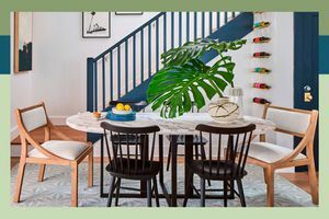Real Simple Home 2022 Målartricks, matsal med blå trappa