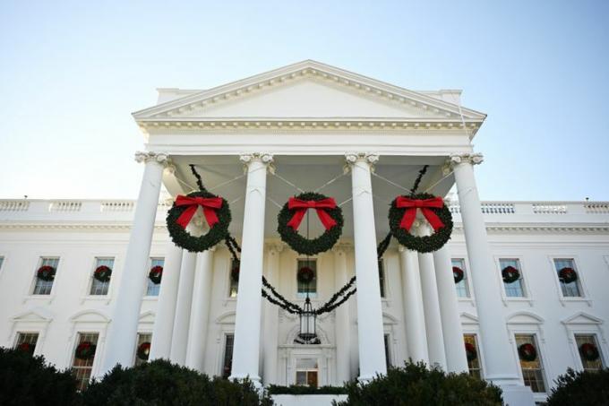 Dekorationer ses på Vita huset under mediapremiären för 2023 års helgdagar i Vita huset i Washington, DC.