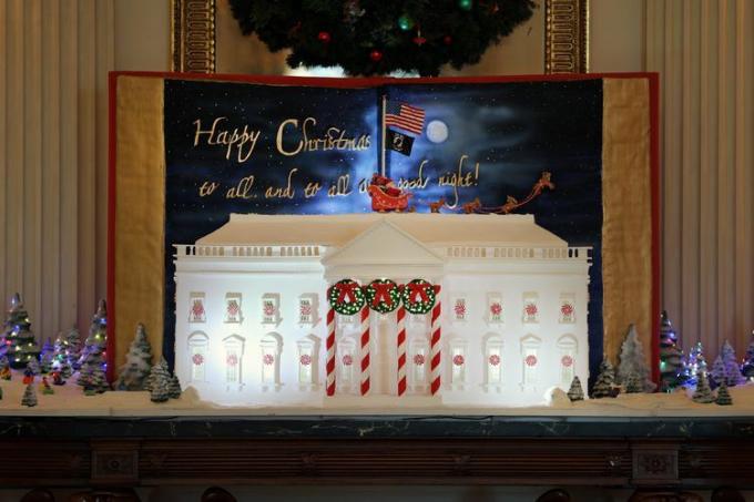 En pepparkaka Vita huset visas i den statliga matsalen under en mediapreview av 2023 års semesterdekorationer i Vita huset den 27 november 2023 i Washington, DC.