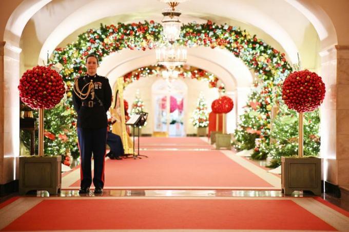 En korridor ses dekorerad för semestern under förhandsvisningen av Vita husets semester i Washington, DC 2023.